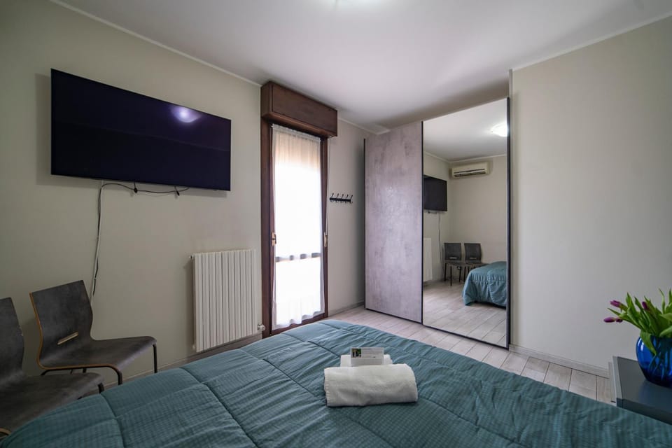 Bed, TV and multimedia, Living room, Photo of the whole room, Seating area, Bedroom, internet, towels, wardrobe
