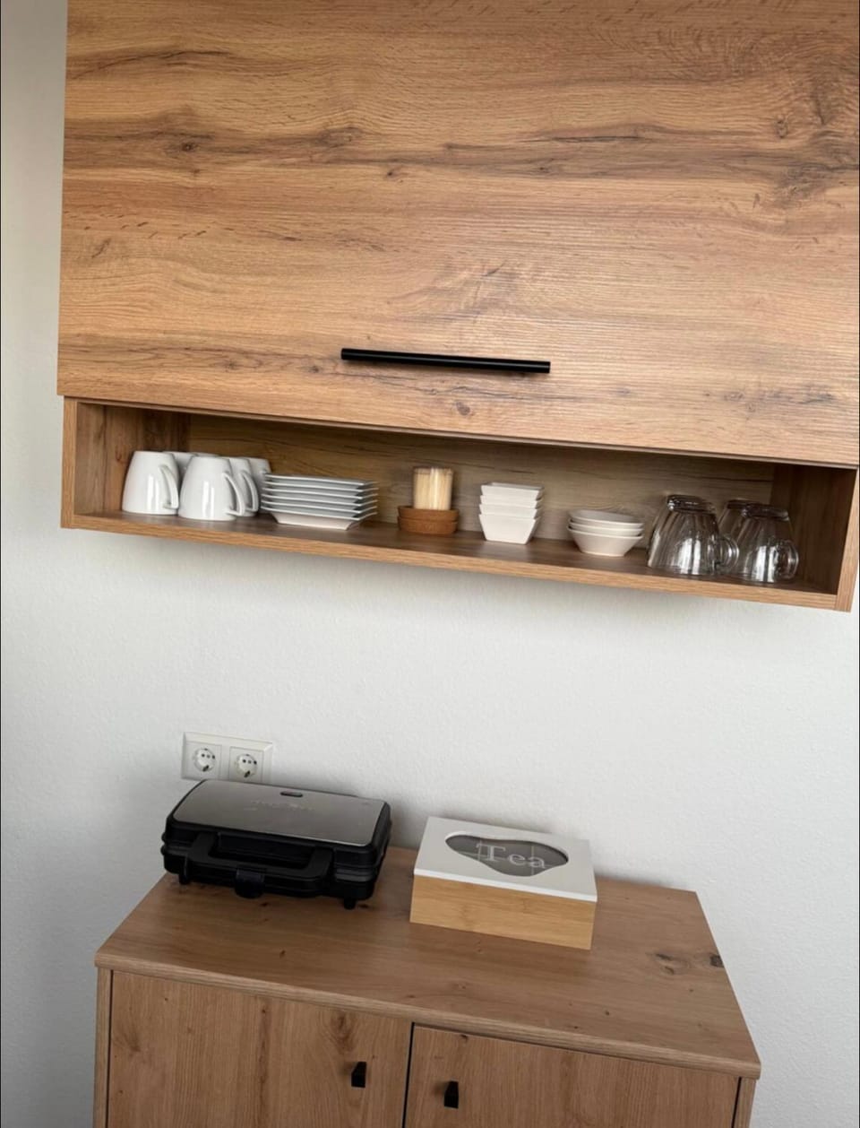 Kitchen or kitchenette, minibar