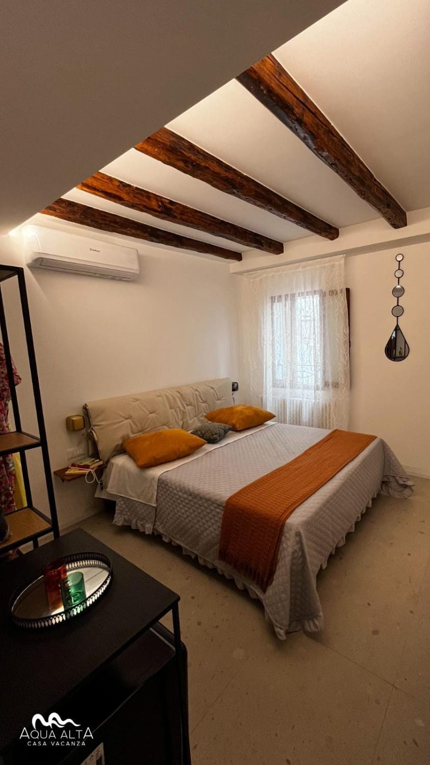 Bed, Photo of the whole room, air conditioner