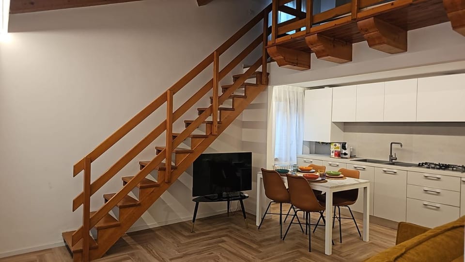 TV and multimedia, Kitchen or kitchenette, Living room, Seating area, Dining area, stove