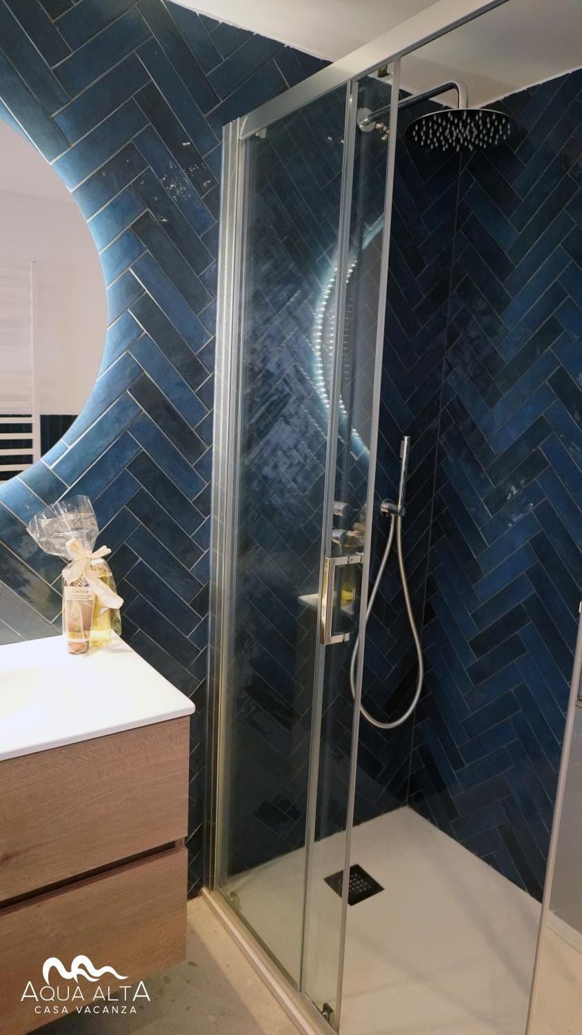 Shower, Bathroom, towels