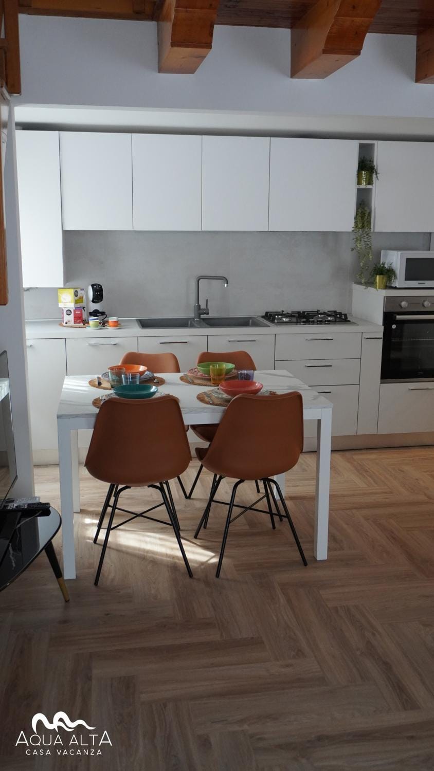 Kitchen or kitchenette, Dining area, oven, stove