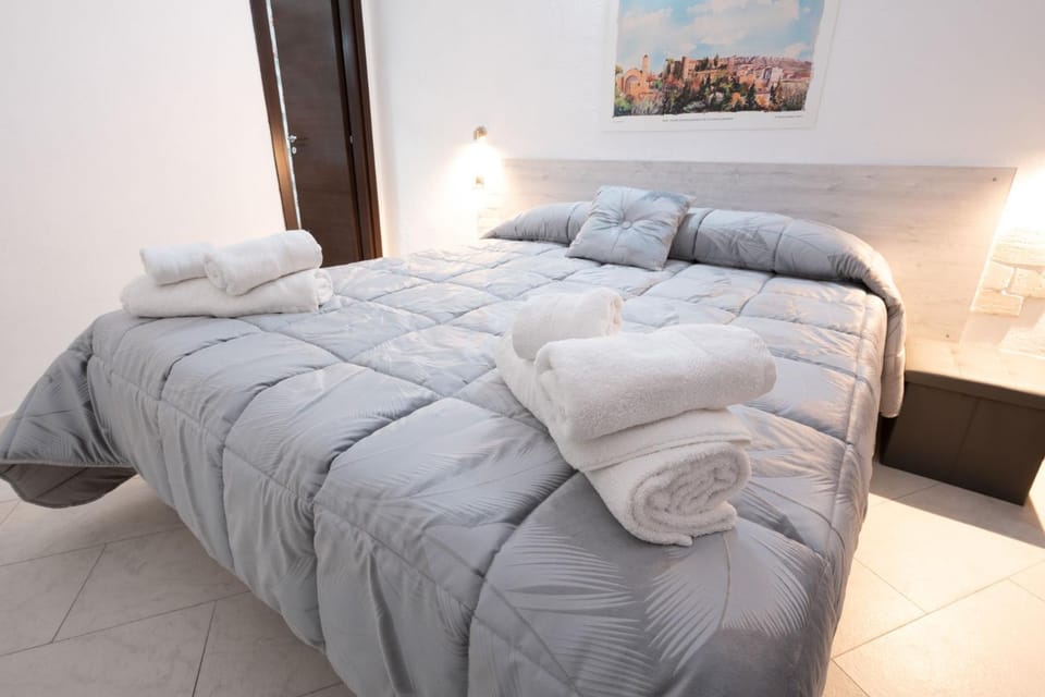 Bed, Photo of the whole room, Bedroom, towels