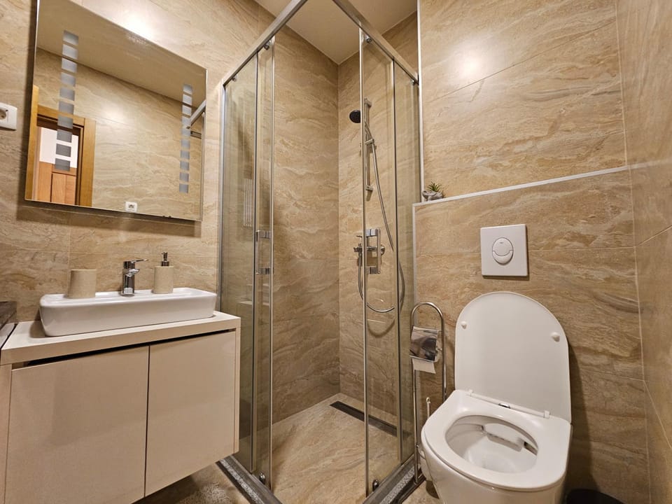 Shower, Toilet, Bathroom, bidet, towels