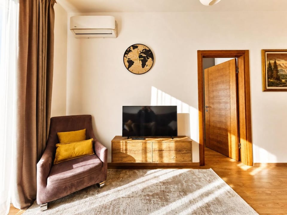 Bed, TV and multimedia, Living room, Photo of the whole room, Seating area, Bedroom, air conditioner