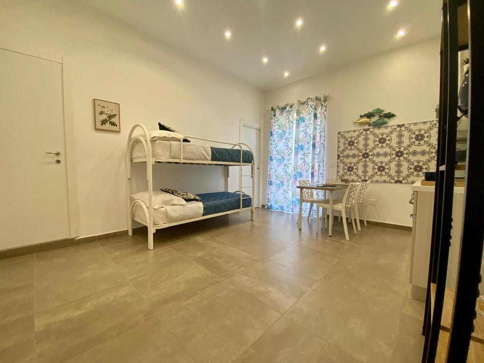 Kitchen or kitchenette, air conditioner
