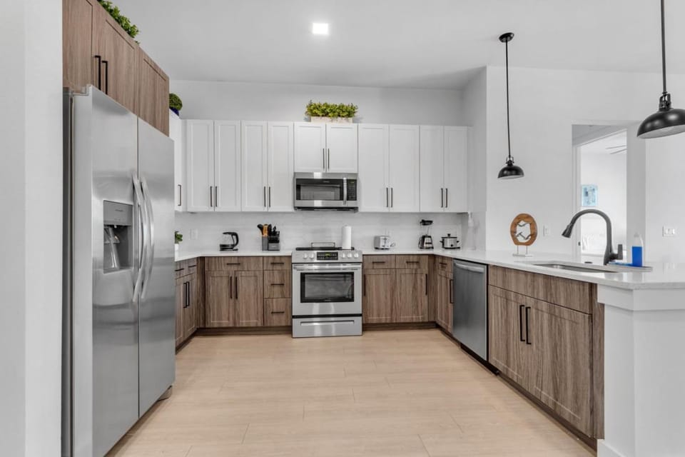 Beach Bliss Modern 3 Bed Oasis Mins from Shore Apartment in Apollo Beach