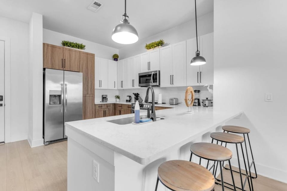 Beach Bliss Modern 3 Bed Oasis Mins from Shore Apartment in Apollo Beach