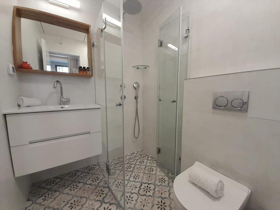 Shower, Toilet, Bathroom, towels