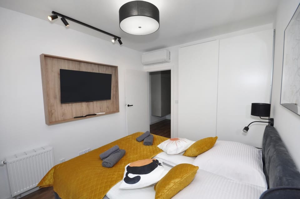 Bed, TV and multimedia, Bedroom