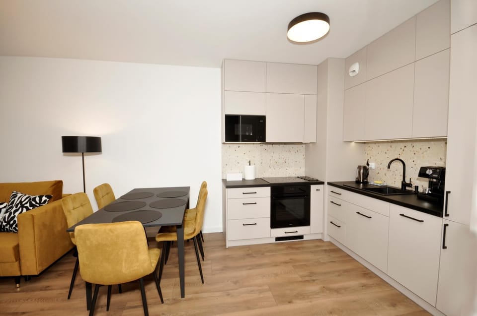 Coffee/tea facilities, Kitchen or kitchenette, Dining area, dishwasher, microwave