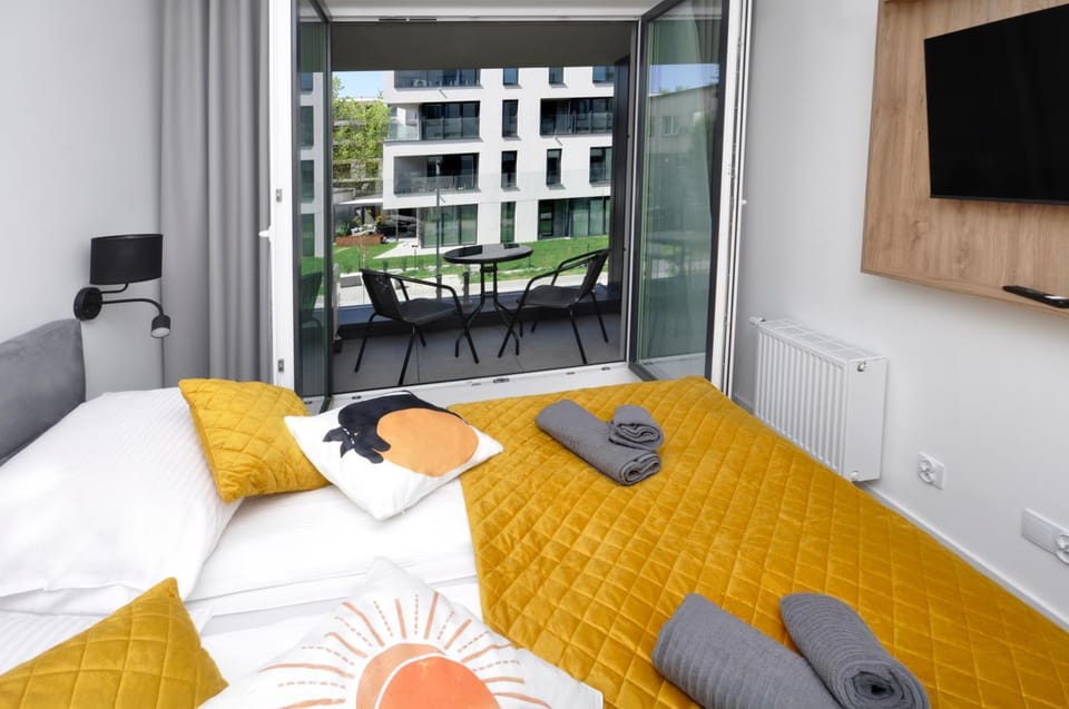 Bed, TV and multimedia, View (from property/room), Balcony/Terrace, Bedroom, Garden view
