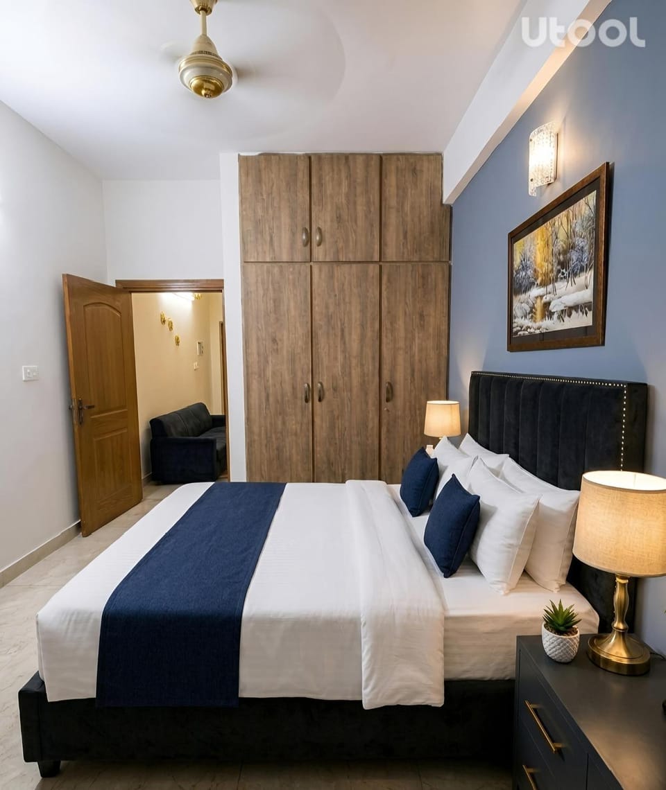 Bed, Photo of the whole room, Bedroom, fireplace, wardrobe