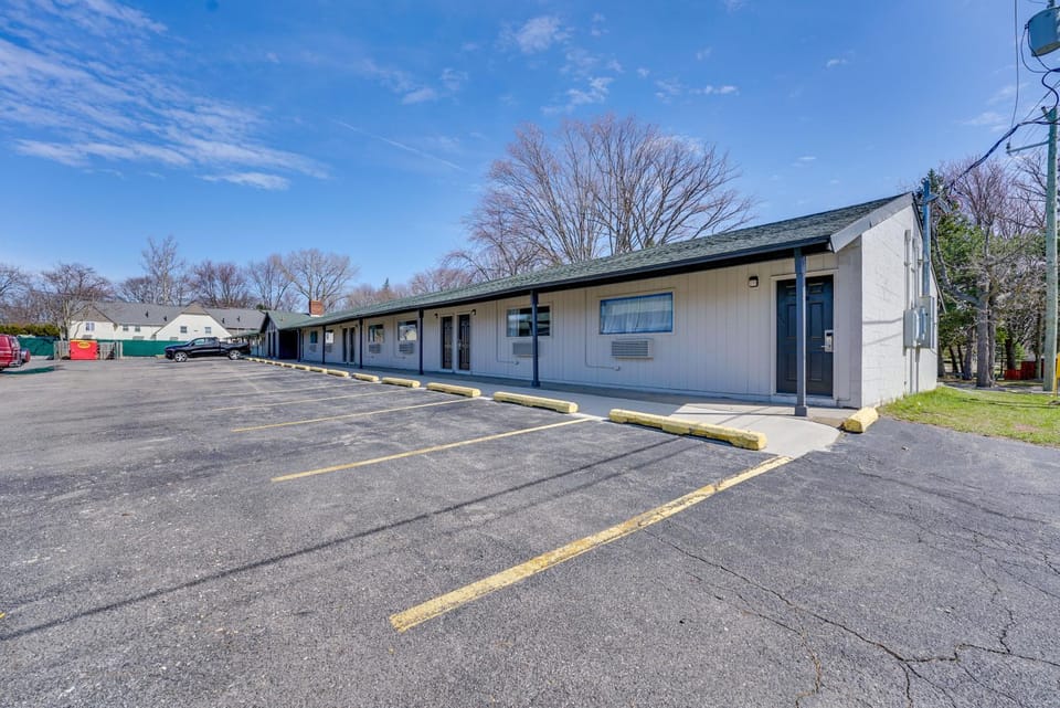 1 MI to Lighthouse Beach: Sleek Studio Apt Apartment in Port Huron