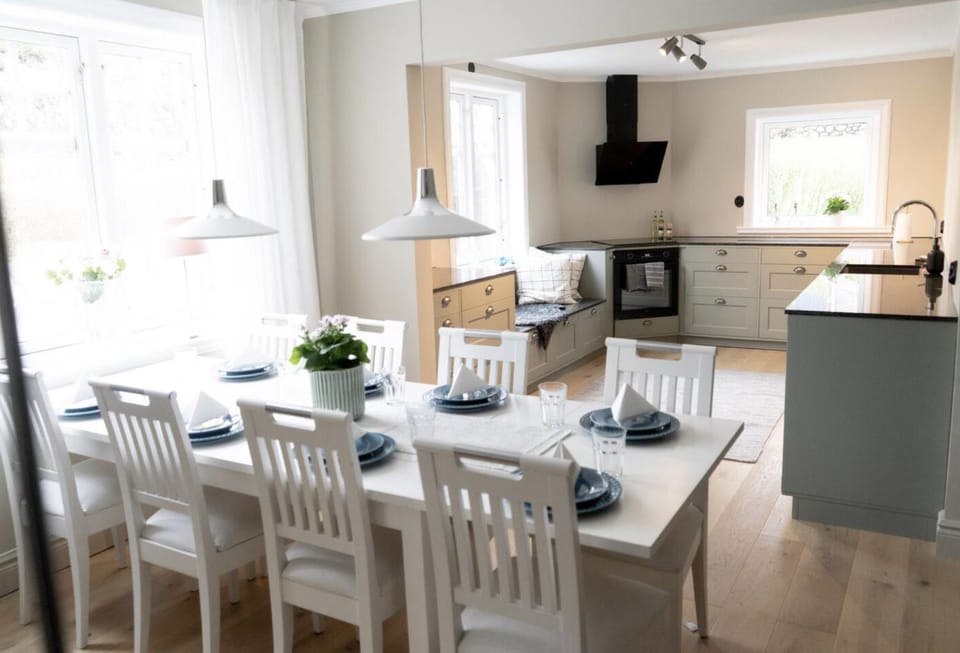 Lillberget Rymligt och modernt boende med utsikt över Tabergsberget House in Västra Götaland County
