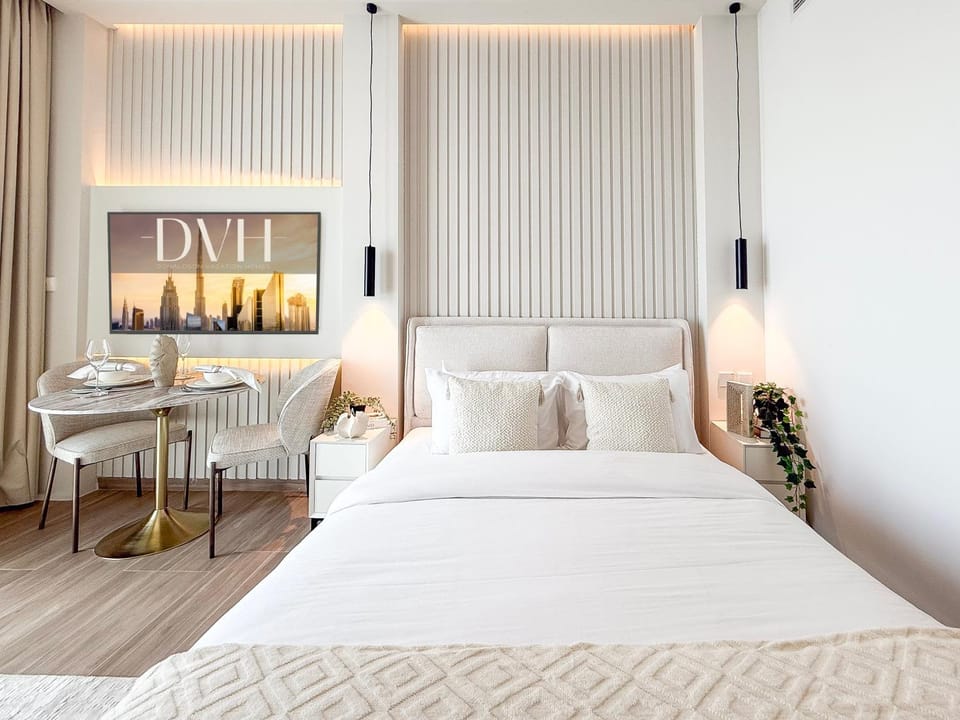 Bed, Photo of the whole room, Seating area, Bedroom
