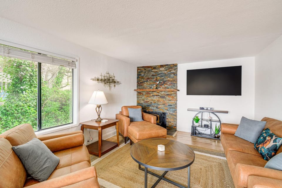 Walk to Beaches Waterfront Home in Port Orchard! House in Port Orchard