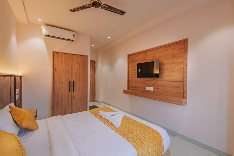 Bed, TV and multimedia, Photo of the whole room, Bedroom, wardrobe, air conditioner