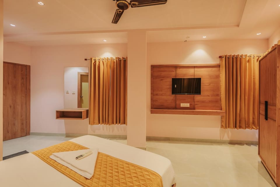 Bed, TV and multimedia, Photo of the whole room, Bedroom