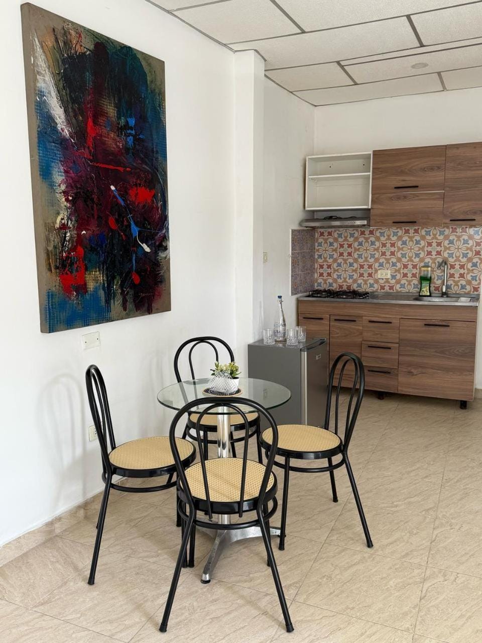 Dining area, minibar