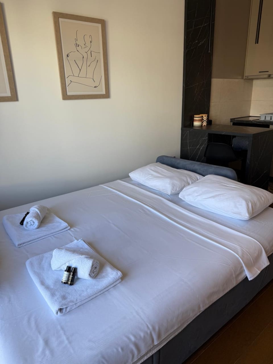 Bed, towels