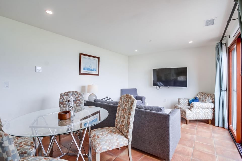 Living room, Seating area, Evening entertainment