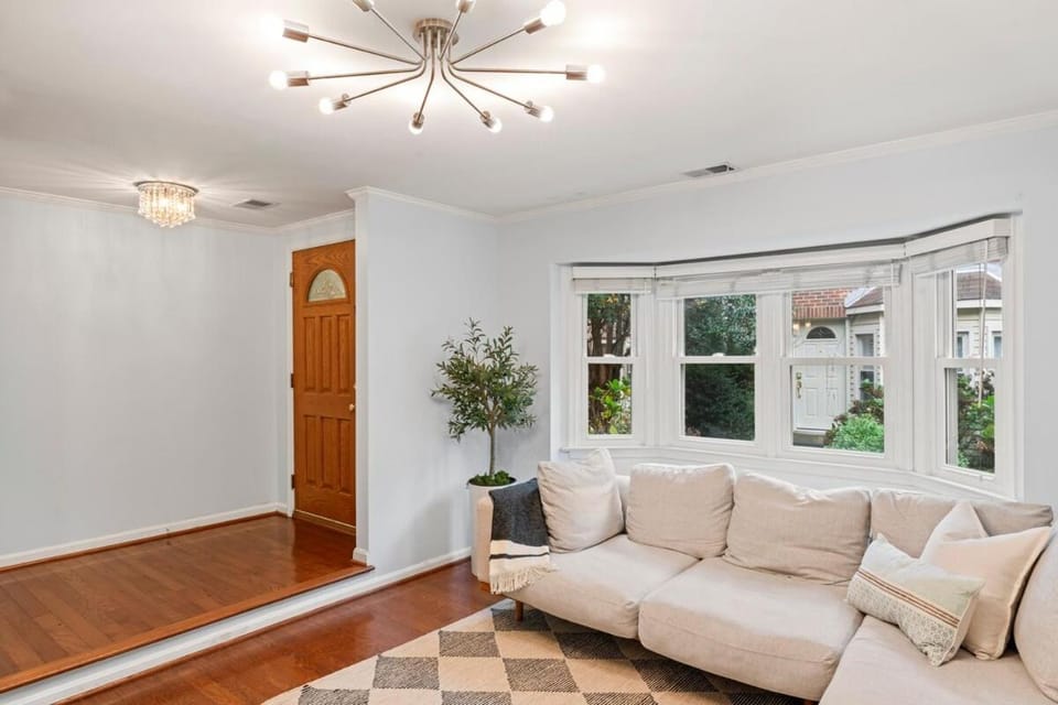 Lakeside Stay Metro, INOVA, Dining & Shops Nearby! Apartment in Annandale