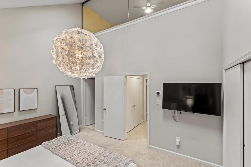 Lakeside Stay Metro, INOVA, Dining & Shops Nearby! Apartment in Annandale