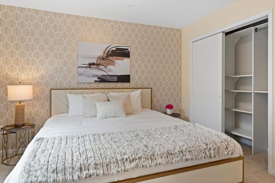 Lakeside Stay Metro, INOVA, Dining & Shops Nearby! Apartment in Annandale