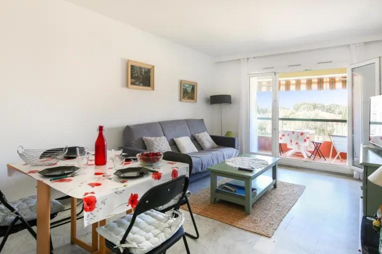 Appartement cosy dans résidence avec piscine et à 2 pas de la mer Apartment in French Riviera