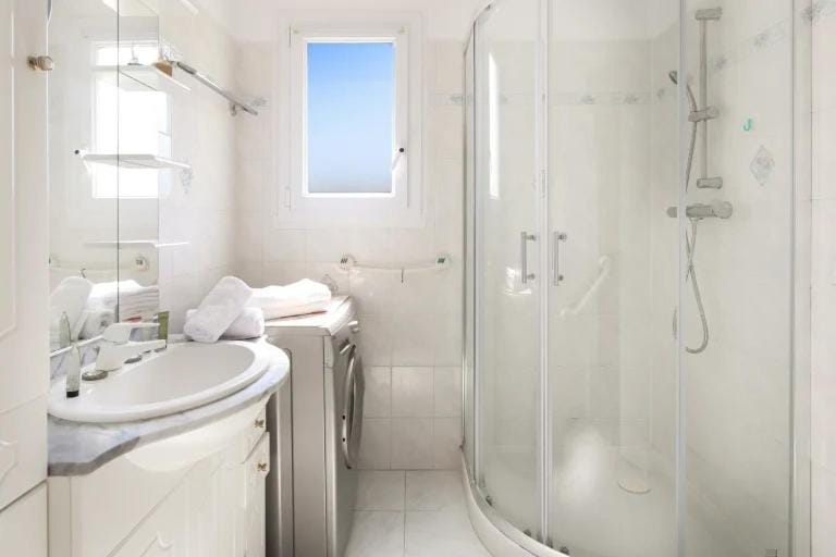Appartement cosy dans résidence avec piscine et à 2 pas de la mer Apartment in French Riviera
