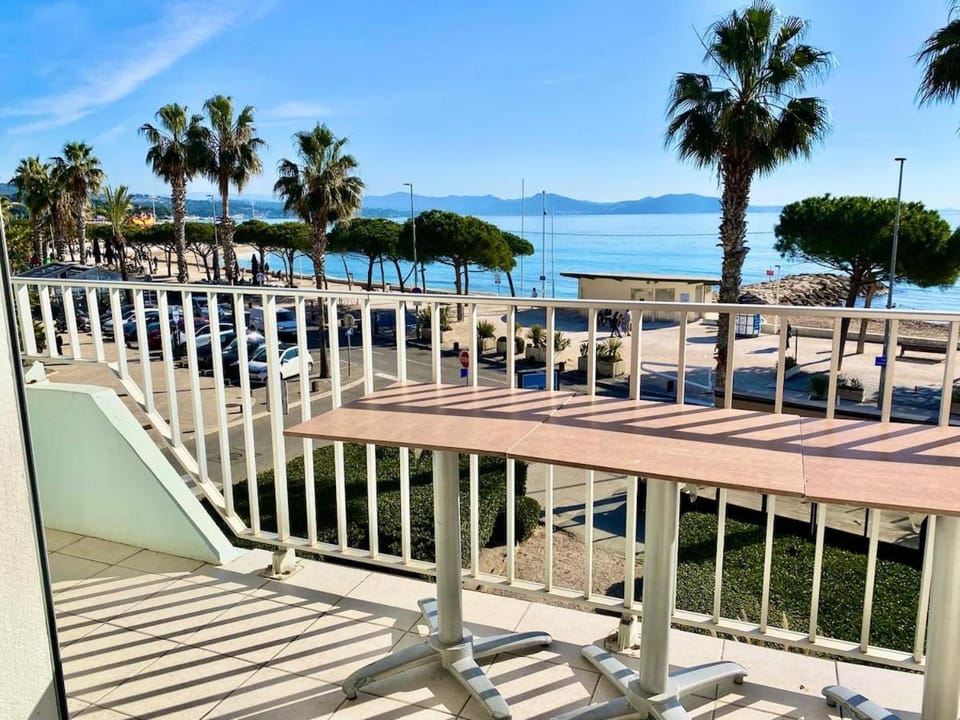 T3 Panorama face mer 180 degrés parking inclus climatisation Apartment in La Ciotat