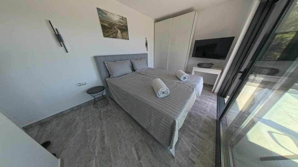 Bed, TV and multimedia, Bedroom