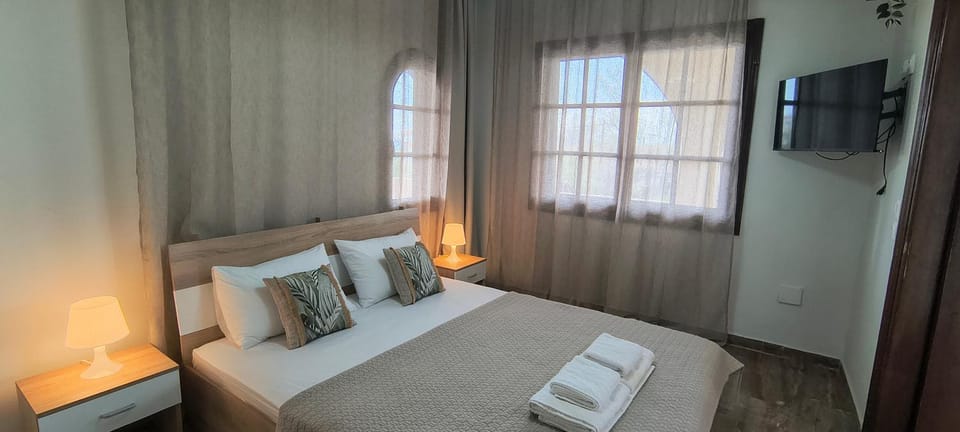Bed, TV and multimedia, Bedroom
