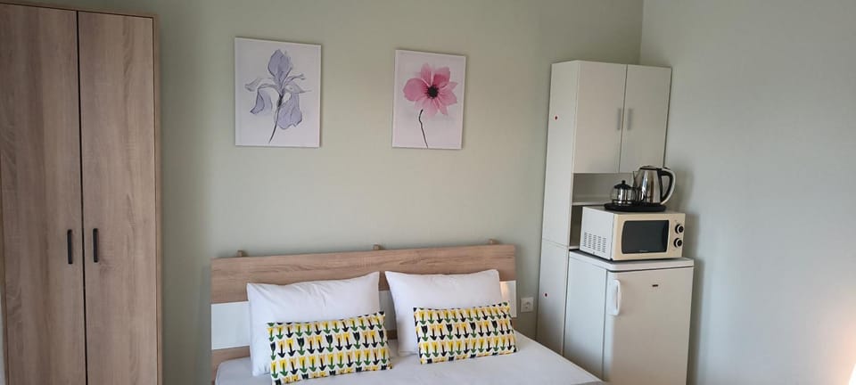 Coffee/tea facilities, Bedroom, microwave