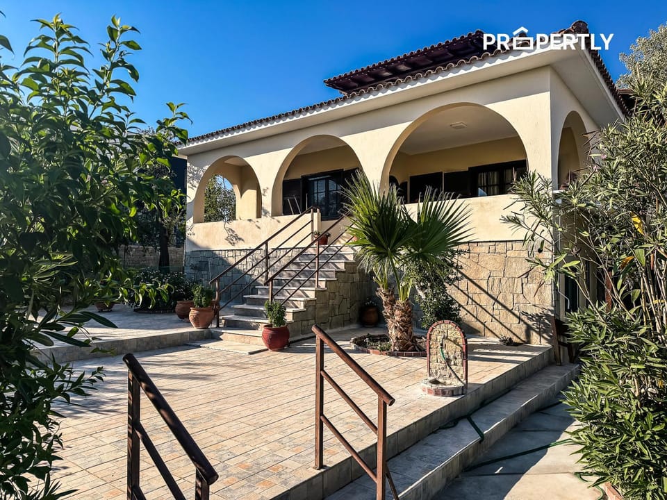 Facade/entrance, Balcony/Terrace