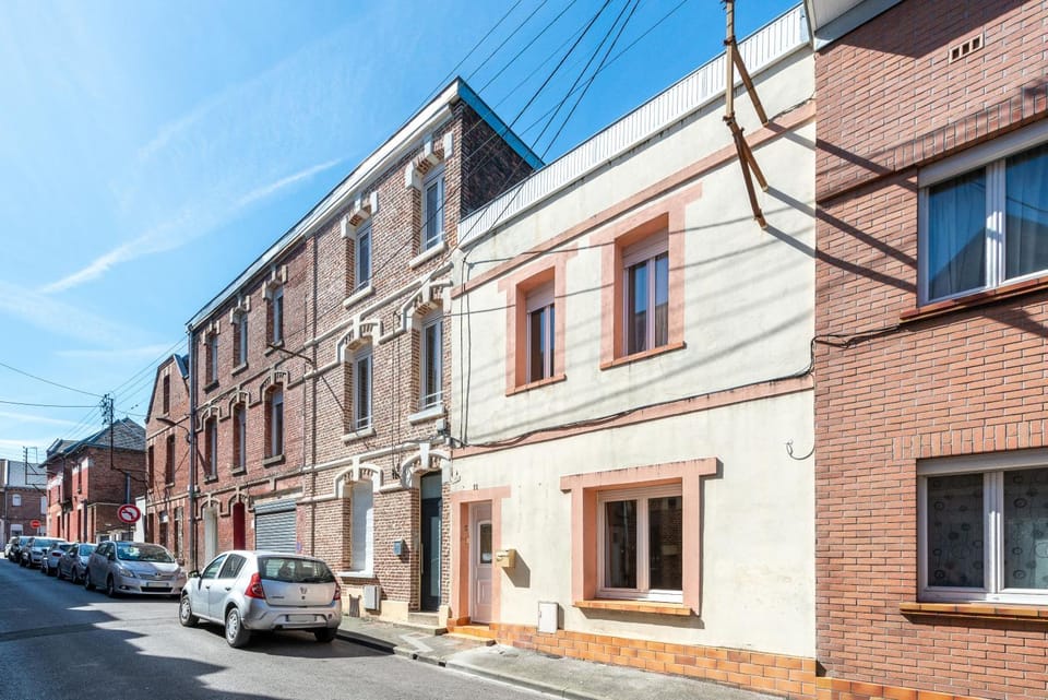 Property building, Location