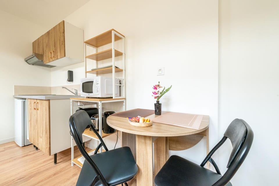 Kitchen or kitchenette, Seating area, Dining area, stove