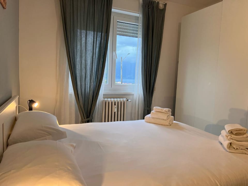 Photo of the whole room, Bedroom, towels