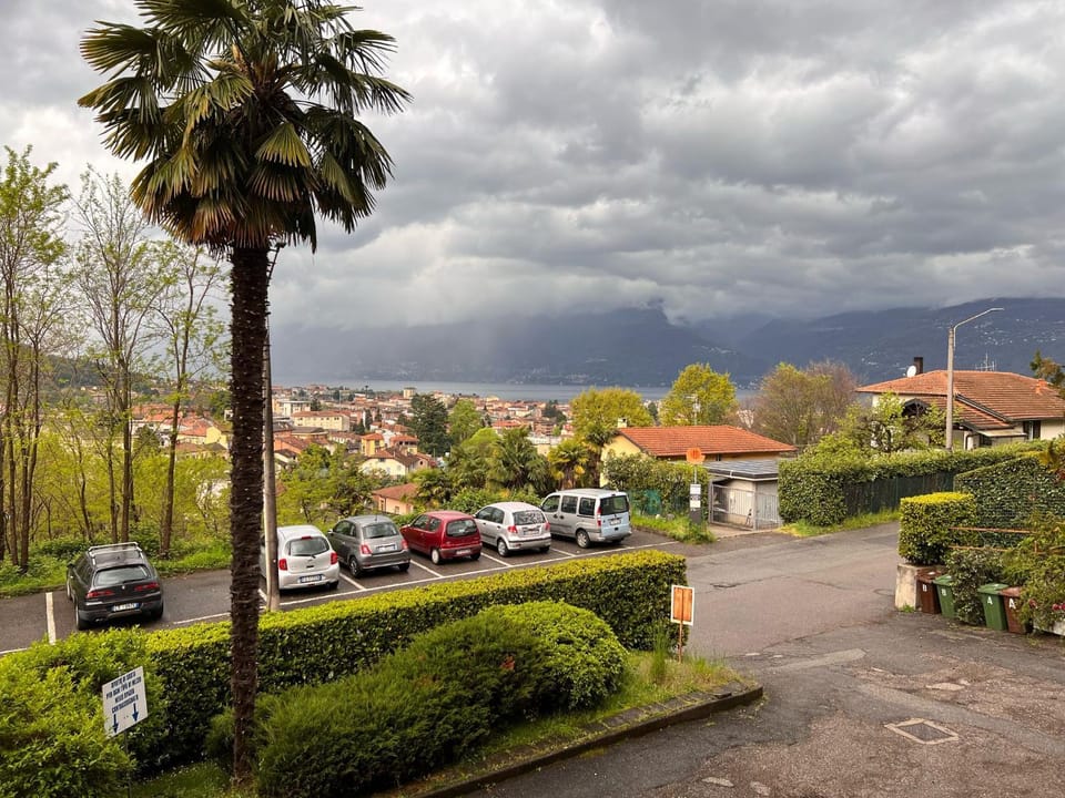 Property building, Day, Neighbourhood, Natural landscape, Mountain view, Street view, Location, Parking