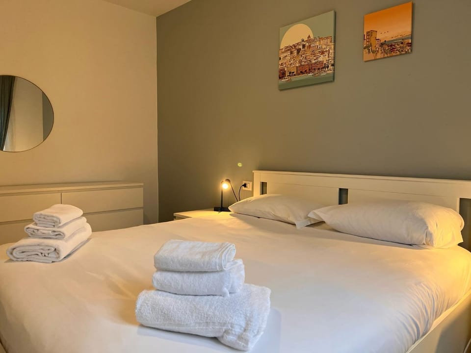 Bed, Photo of the whole room, Bedroom, towels