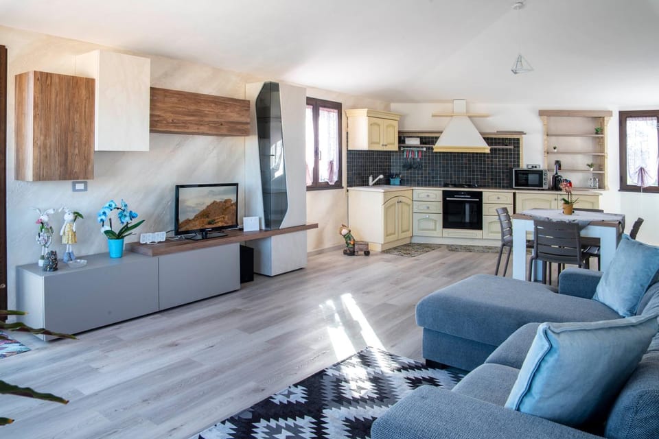 Kitchen or kitchenette, Living room, Seating area, Dining area