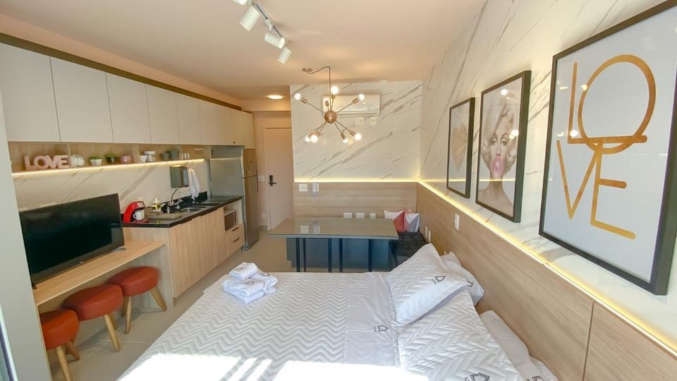 Bed, TV and multimedia, Kitchen or kitchenette, Photo of the whole room, Dining area, Bedroom