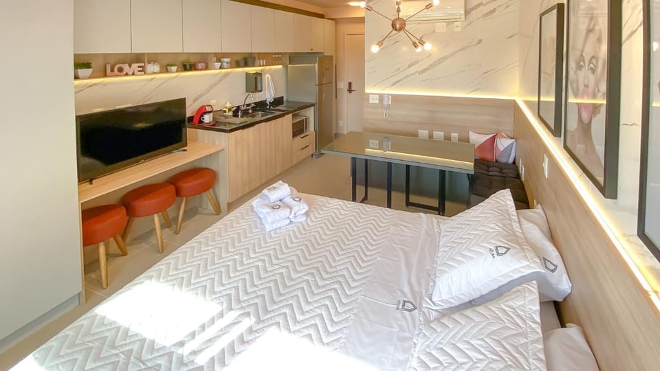 Bed, TV and multimedia, Kitchen or kitchenette, Seating area, Dining area, Bedroom