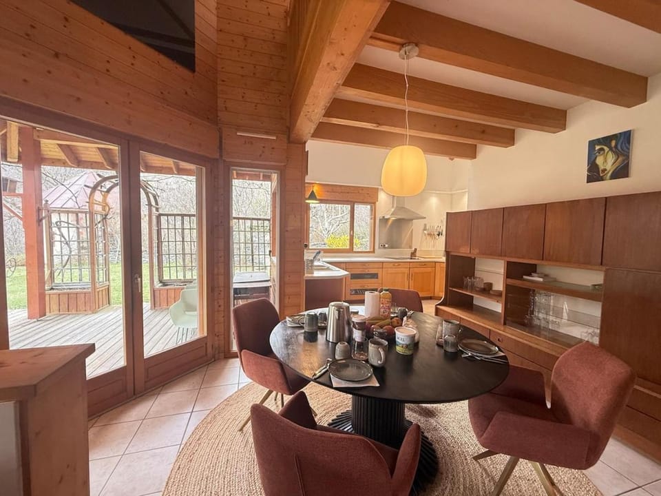 Seating area, Dining area