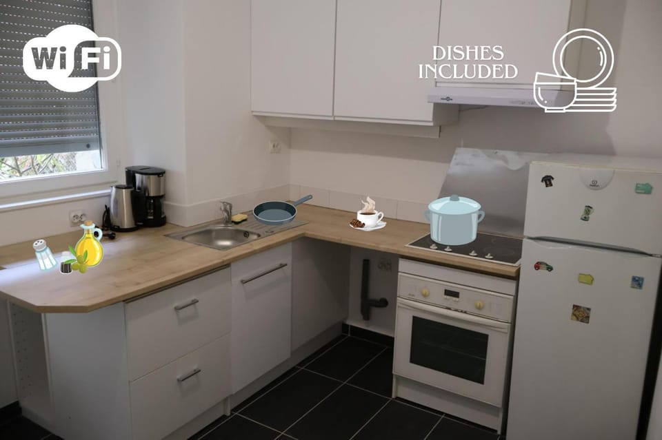 Coffee/tea facilities, Kitchen or kitchenette, stove