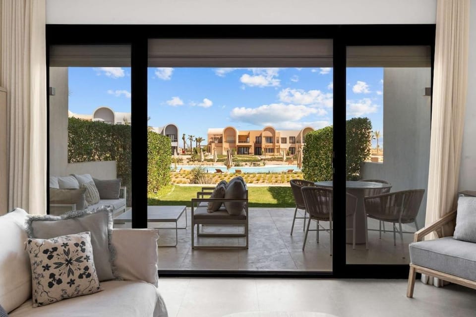 Garden, View (from property/room), Living room, Pool view