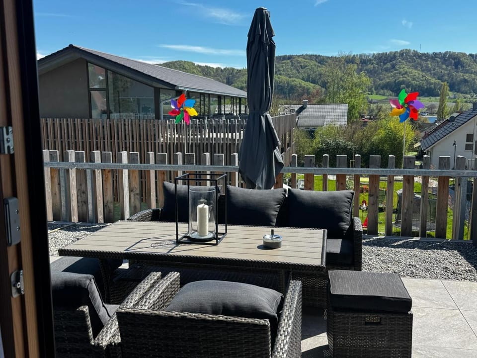 Balcony/Terrace, Seating area, Dining area, Lake view, Lake view