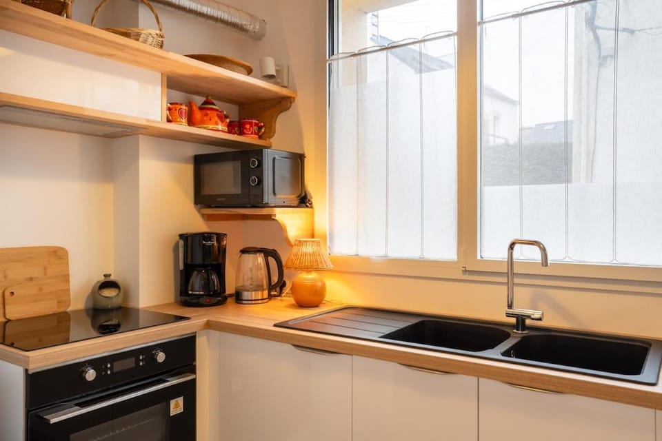 Coffee/tea facilities, oven, stove