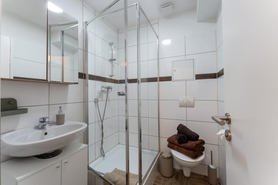 Shower, Toilet, Bathroom, towels